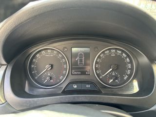 Skoda Rapid 2015-thumb-7