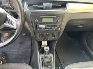 Skoda Rapid 2015-thumb-8