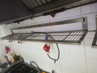 Ράφι ΙΝΟΧ με βεργες   κατω από το χωνι στην κουζινα  Διαστάσεις 1,68χ,30χ ,05