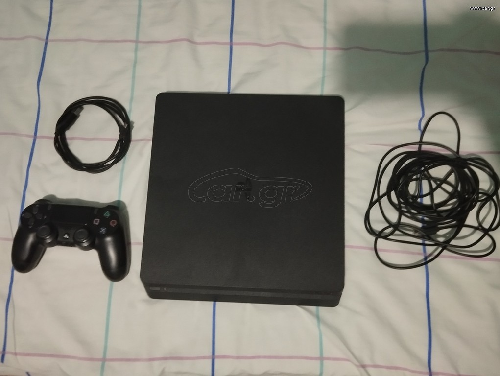 PS4 Slim + 3 free games