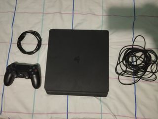 PS4 Slim + 3 free games