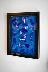 Κάδρο από εποξική ρητίνη και σπασμένο μπουκάλι