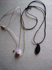 Δύο κολιέ με ημιπολύτιμους λίθους