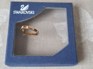 Δαχτυλίδι γυναικείο SWAROVSKI. Επιμετάλλωση, χρυσής απόχρωσης. Μέγεθος 55. Σε άριστη κατάσταση. Δεν έχει φορεθεί.