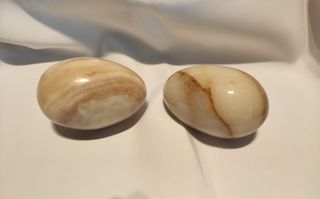 Πωλούνται δυο αλαβάστρινα αυγά