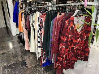 Stock γυναικεία ενδύματα