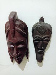 Δύο ανάγλυφα αφρικανικά από μασίφ ξύλο διαστάσεων 30χ15 και 24χ10 cm