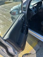Ford Fiesta 2016-thumb-6