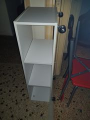 Διαθέσιμο προς πώληση άρτιο όμορφο τραπέζι για τηλεόραση και παιχνιδομηχανή ή βιβλία κλπ με ροδάκια