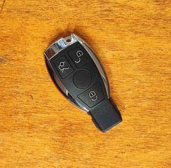 Κλειδί χειριστήριο για Mercedes Benz με προγραμματισμό και κοπή λεπίδας.