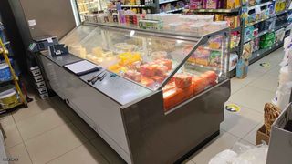 Βιτρίνα αλλαντικών τυροκομικών σε άριστη κατάσταση χωρίς μοτέρ. Διαστάσεις: μήκος 2,60εκ. & βάθος 1,25εκ. εξωτερικά