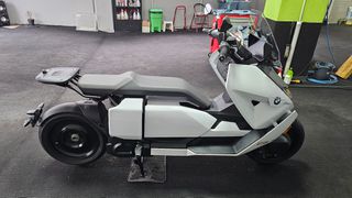 Bmw CE 04 2022-thumb-5