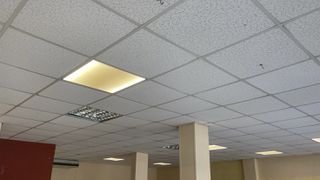 Πωλείτε  ψευδοροφή  λόγο μεταφοράς σε νέο χώρο – ευκαιρία! Ψευδοροφή μεταλλικών ινών, ειδικά σχεδιασμένα και κατασκευασμένα για τη δημιουργία σκελετού ψευδοροφής με πλάκες ορυκτών ινών 40x40