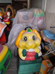 Διάφορα κουνιστα ηλεκτρικά παιχνίδια για μίνι μάρκετ παιδότοπους.