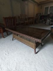 τραπεζι απο υλικο rattan και επιφανεια τζαμι χοντρο σε αριστη κατασταση