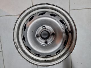 Μια ζάντα Peugeot 106 Rallye