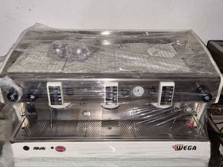 Μηχανή καφέ-espresso επαγγελματική