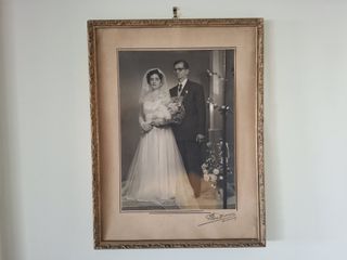 Κορνίζα-κάδρο με φωτογραφία χωρίς τζάμι,  δεκ'50. Διαστάσεις 42,0x31,5 εκ. Πάχος κορνίζας 1,5 εκ. Σε πολύ καλή κατάσταση
