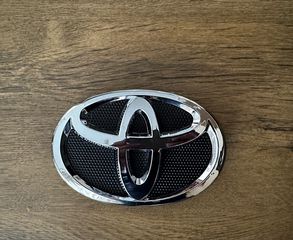 Γνησιο Σήμα μάσκας χρωμίου TOYOTA κουμπωτό 15x10cm και σε ακόμη 14 διαστάσεις  Κατάλληλο για Toyota Yaris-Auris-Aygo-Yaris Cross-Avensis-Corolla-Hilux-Verso