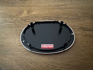 Γνησιο Σήμα μάσκας χρωμίου TOYOTA κουμπωτό 15x10cm και σε ακόμη 14 διαστάσεις  Κατάλληλο για Toyota Yaris-Auris-Aygo-Yaris Cross-Avensis-Corolla-Hilux-Verso-thumb-1