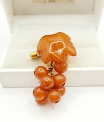 Vintage εκλεκτής ποιότητας καρφίτσα σταφύλι της δεκαετίας του 1960, σκαλιστή από κεχριμπάρι της Βαλτικής Α9026 ΤΙΜΗ 50 ΕΥΡΩ