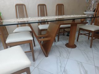 Τραπέζι με καρέκλες