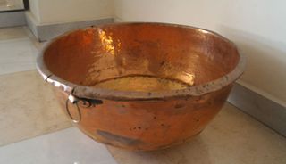 Καζάνι-λεκάνη χάλκινη, ζαχαροπλαστικής. Από παλιό ζαχαροπλαστείο της Θεσσαλονίκης, τέλη 19ου αιώνα. Διάμετρος 45 εκ. Βάθος 21 εκ. Βάρος 3350 γρ. Περιεκτικότητα 16 κιλά