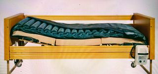 Ορθοπεδικό τύπου Νοσοκομειακό πολύσπαστο Burmeier, full ηλεκτρικό κρεββάτι, με στρώμα latex, κάλλυμα και ραβδωτό αερόστρωμα