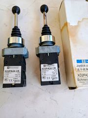 4 Schneider Electric Joystick XD2PA24CR ελέγχου με τέσσερις επαφές, τεσσάρων κατευθύνσεως με επαναφορά στο κέντρο, σε διάσταση Ø22.