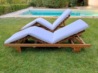SET of 2 UNOPIU ‘CHELSEA’ SUNLOUNGERS IN TEAK WITH CASTORS + CUSHIONS - ΣΕΤ 2 ΙΤΑΛΙΚΕΣ ΞΥΛΙΝΕΣ ΞΑΠΛΩΣΤΡΕΣ ΕΞΩΤΕΡΙΚΟΥ ΧΩΡΟΥ ΑΠΟ ΤΙΚ ΜΕ ΡΟΔΕΣ + ΜΑΞΙΛΑΡΕΣ