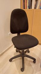Καρέκλα γραφείου μαυρη τροχηλατη