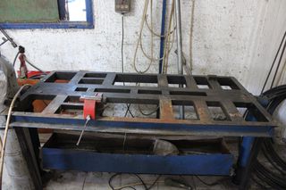 Πωλείται   μεταλλικό περιστρεφόμενο τραπέζι