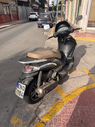 Motorrad Vergleich Piaggio Beverly 300 I.e.S 2017 Vs. Piaggio Beverly 350ie Sport Touring 2017