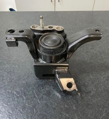 Βάση μηχανής άνω δεξιά Toyota Yaris Diesel