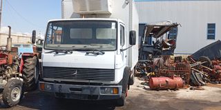ΚΑΜΠΙΝΑ ΦΟΡΤΗΓΟΥ MERCEDES 814 ΣΕ ΑΡΙΣΤΗ ΚΑΤΑΣΤΑΣΗ