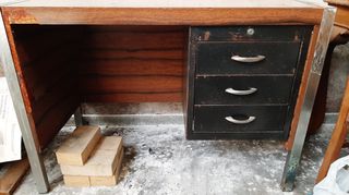 Γραφείο σιδερένιο με 3 ράφια του 1975 110x55x77cm