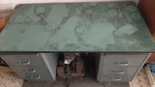 Γραφείο σιδερένιο του 1975 Διαστάσεις 145x76x78cm