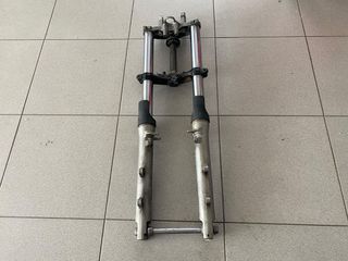 Yamaha TDM850 τύπου (4TX) 1995/2001 Μπροστινό Σύστημα Κομπλέ Μπουκάλες Σταύρος Τιμονοπλακα σε Άριστη κατάσταση!!!