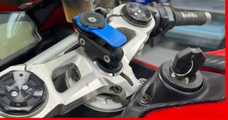 ΒΑΣΗ ΚΙΝΗΤΟΥ QUAD LOCK & ΔΑΧΤΥΛΙΔΙ ΤΙΜΟΝΙΟΥ DUCATI PANIGALE 899/ 959/ 1199/ 1299