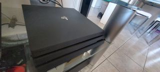 PLAYSTATION 4 PRO 1 Terabyte