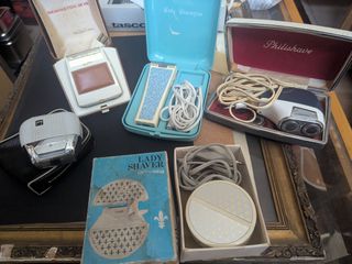 Αντίκες ξυριστικές μηχανές για διακόσμηση Barber Shop