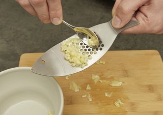 Kikkerland - Fish Garlic Press (CU281)-thumb-2