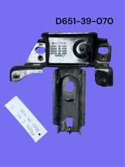 MAZDA 2 DE 2008-2014 ΜΕΤΑΧΕΙΡΙΣΜΕΝΑ ΑΝΤΑΛΛΑΚΤΙΚΑ ( Βάση στήριξης μηχανής επάνω αριστερή ( σασμάν ) οδηγού πλευρά με κωδικό D651-39-070 )