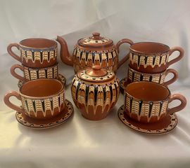 Vintage χειροποίητο σετ λαϊκής τέχνης (6 κούπες με τα πιατάκια τους, κανάτα & ζαχαριέρα)