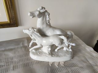 Αλογα καλπάζοντα. Σε σχέδιο του Kurt Stainer. Wallendorf porcelain Germany του 1965. Μήκος 14 εκατοστά, ύψος 16 εκατοστά