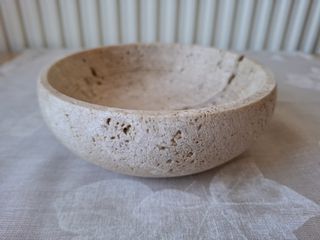 Κούπα-μπόλ πέτρας, αγορασμένο το 1982 από εργαστήριο κεραμικής- γλυπτικής στη Θεσσαλονίκη. Διαστάσεις: Διάμετρος 14,8 εκ, ύψος 5,0 εκ. βάρος 972 γρ. Σε άριστη κατάσταση