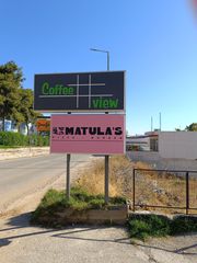 Πυλώνας με δύο πινακίδες