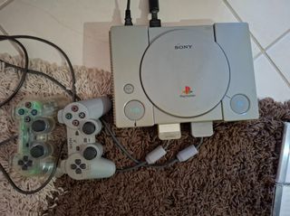 PLAYSTATION 1 TΣΙΠΑΡΙΣΜΕΝΟ ΜΕ 2 ΧΕΙΡΙΣΤΗΡΙΑ,1 MEMORY CARD ΚΑΙ 34 ΠΑΙΧΝΙΔΙΑ