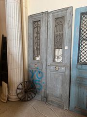 Παλιές ελληνικές νεοκλασικές ξύλινες πόρτες , εξωτερικές και εσωτερικές πόρτες με κάγκελα