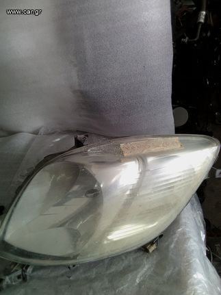 Toyota Yaris εμπρός αριστερό φανάρι